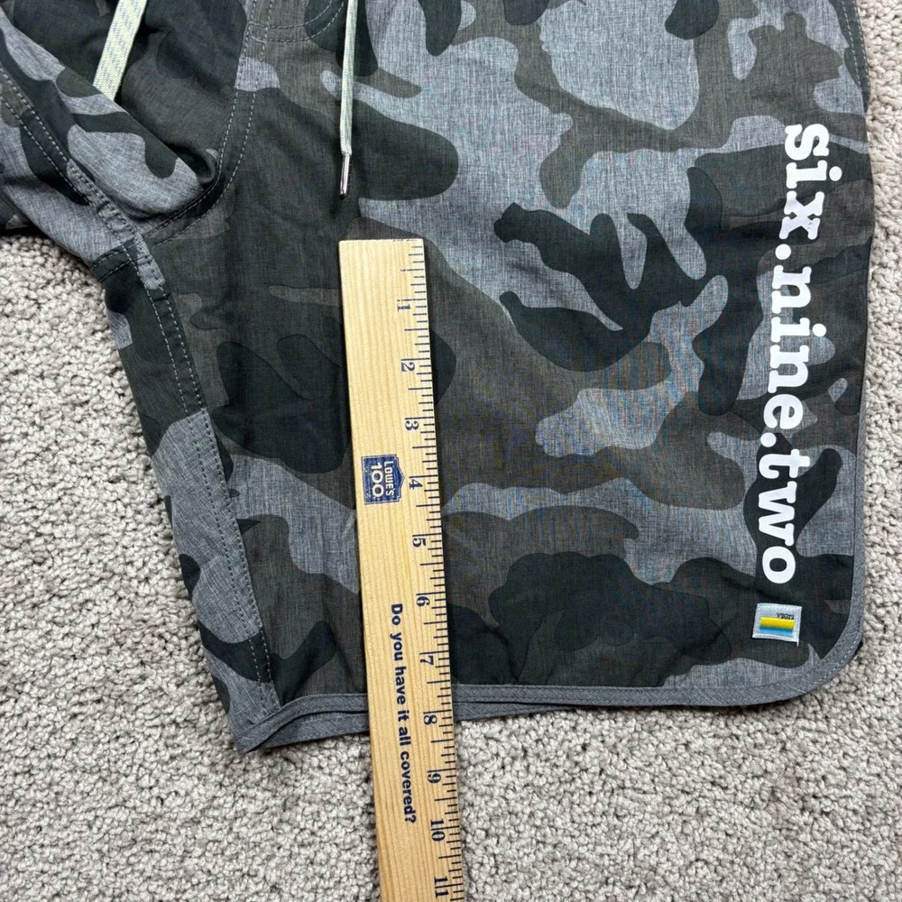 Vuori Mens Gray Camo Banks Shorts Six Nine Two Size L Large Performance Stretch